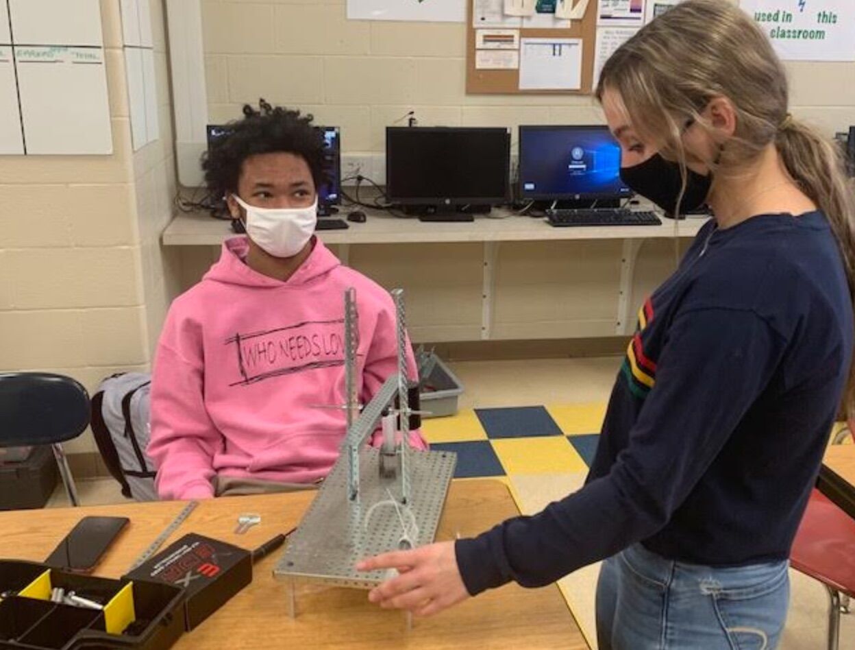 Students build a pneumatic lift